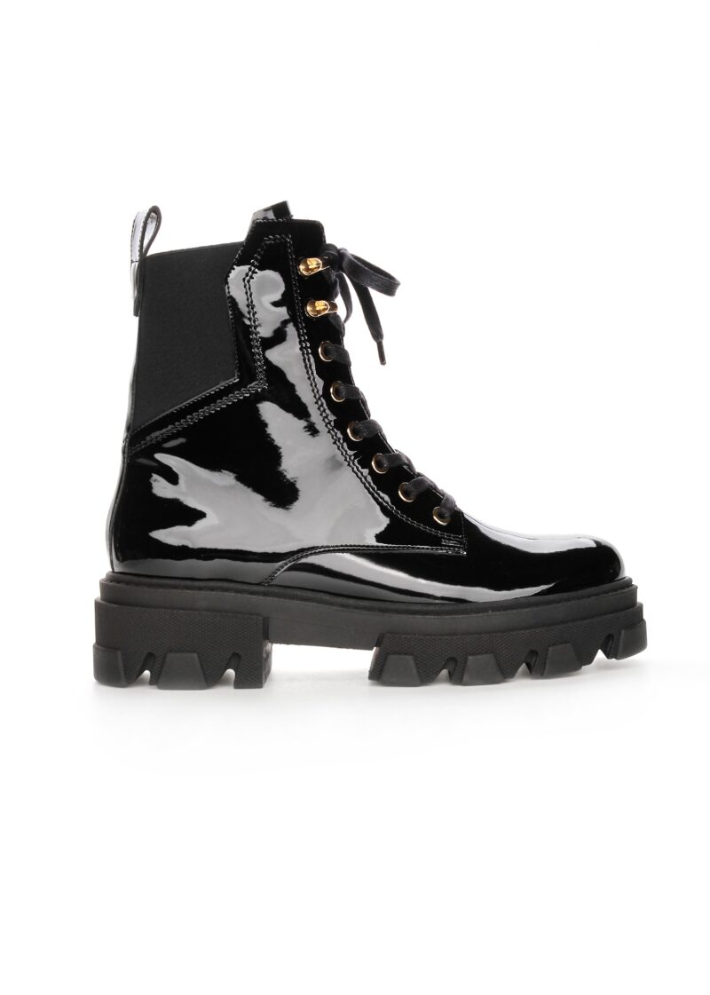 6a Czarne lakierowane botki sznurowane MONA – widok z przodu