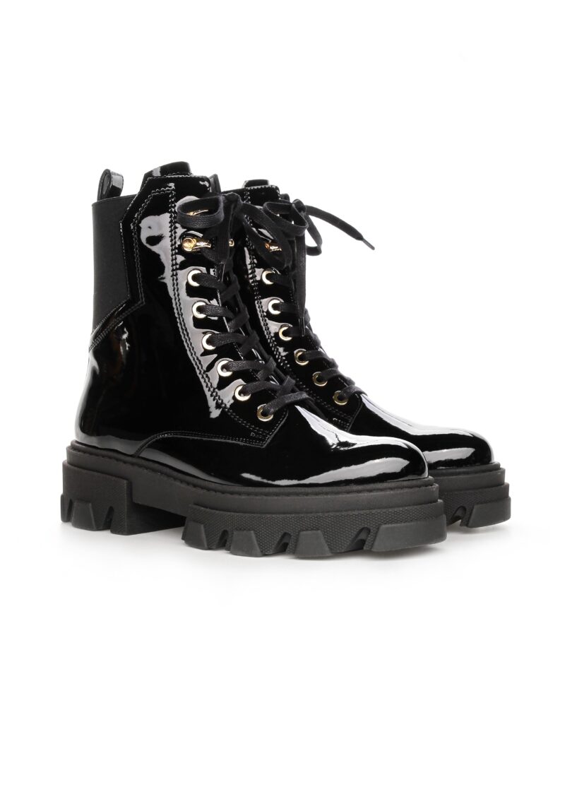 Czarne lakierowane botki sznurowane MONA – profil boczny