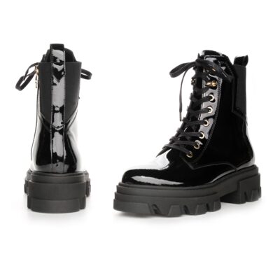 Czarne lakierowane botki sznurowane MONA – detal lakierowanej skóry i złotych akcentów