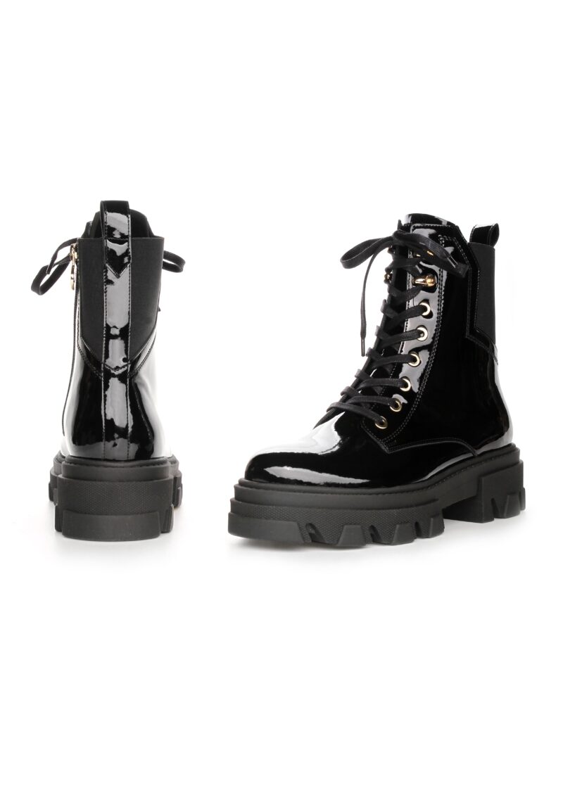 Czarne lakierowane botki sznurowane MONA – detal lakierowanej skóry i złotych akcentów
