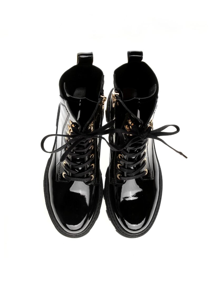 Czarne lakierowane botki sznurowane MONA – perspektywa z góry