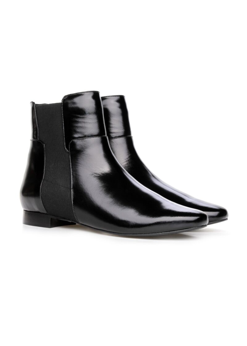 Czarne lakierowane sztyblety FERRA – bok buta