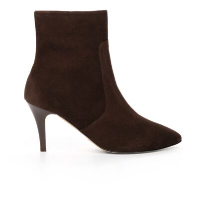 Brązowe zamszowe botki VERA na szpilce – widok z boku