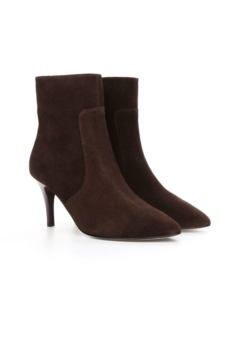 Detal zamszu i szpilki w botkach VERA