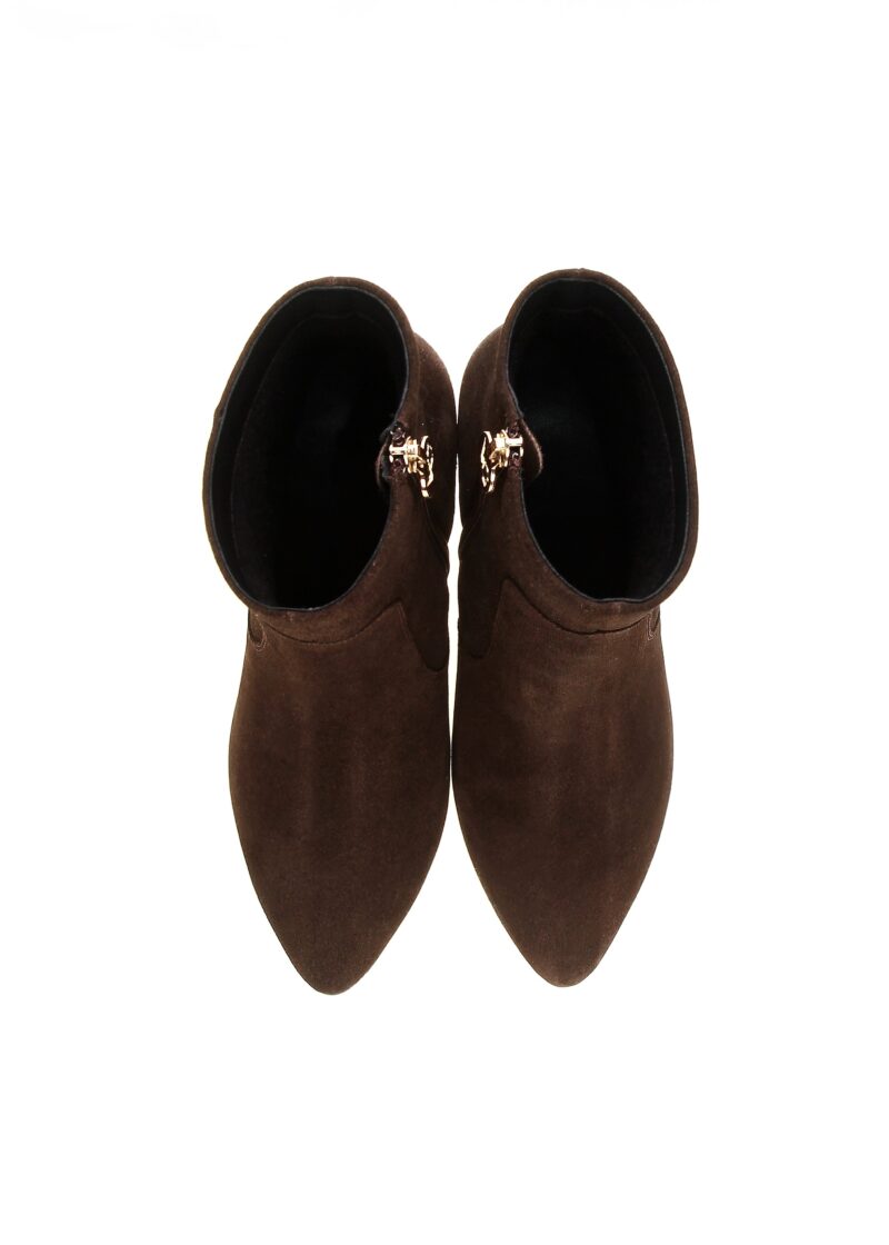 Brązowe zamszowe botki VERA – ujęcie z przodu