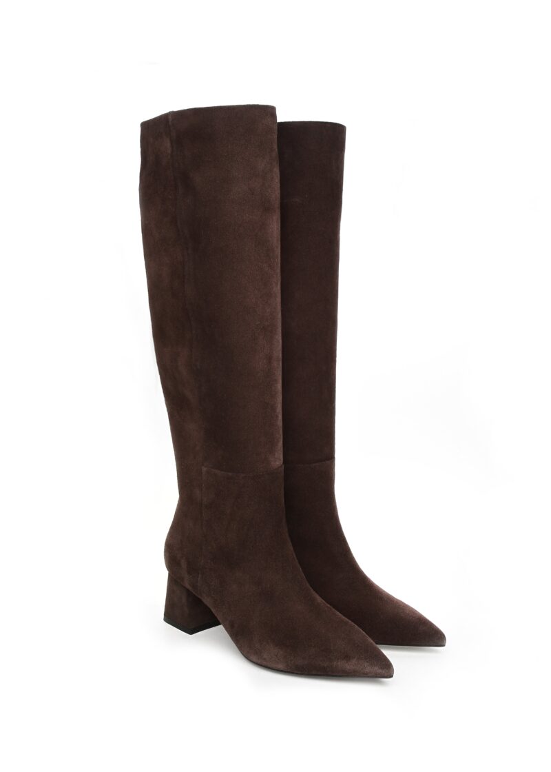 Brązowe zamszowe kozaki MADLEN – widok z boku