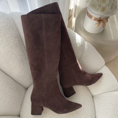 Brązowe zamszowe kozaki MADLEN – widok z boku