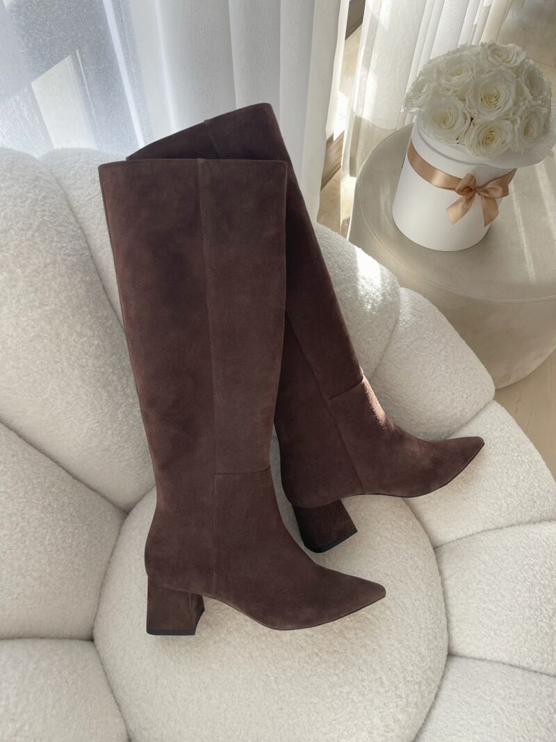 Brązowe zamszowe kozaki MADLEN – widok z boku