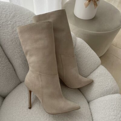 Beżowe kozaki damskie na szpilce wykonane z naturalnej skóry zamszowej