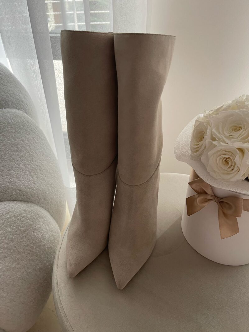 Smukła cholewka w beżowych kozakach damskich na szpilce