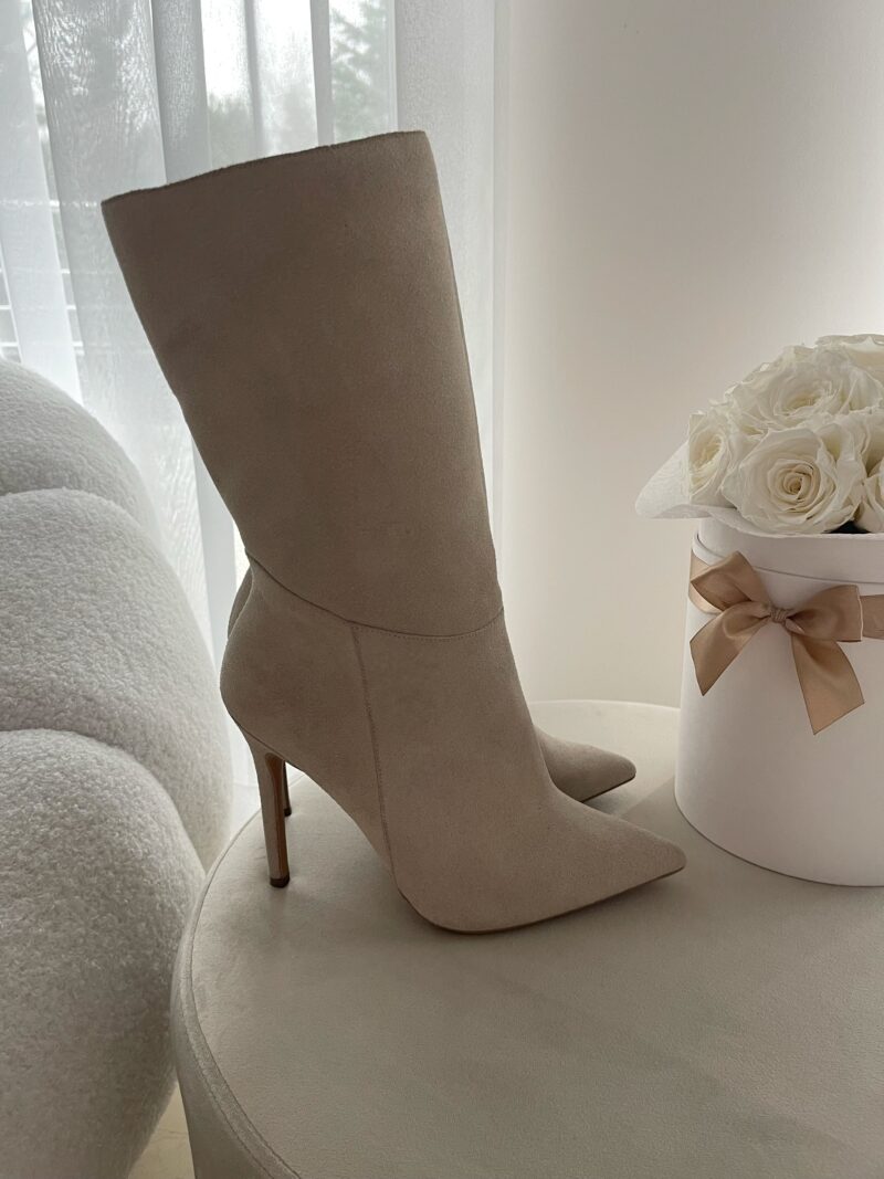 Beżowe kozaki damskie na szpilce 10,5 cm z naturalnego zamszu