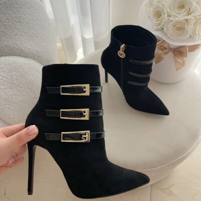 Złote klamerki w czarnych botkach damskich na szpilce z naturalnego zamszu