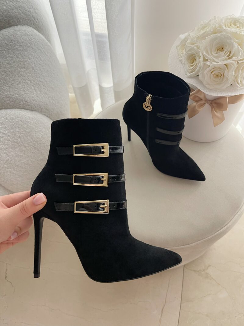 Złote klamerki w czarnych botkach damskich na szpilce z naturalnego zamszu