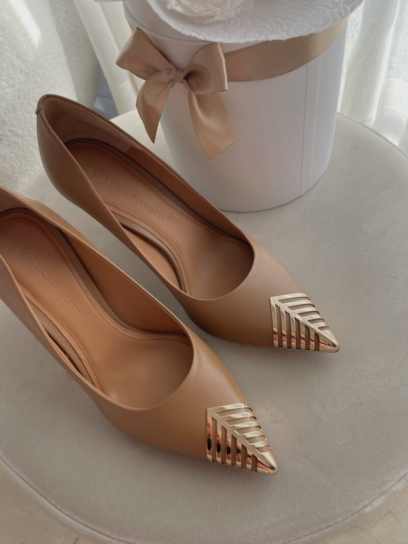 Zbliżanie na detal ozdoby na nosku