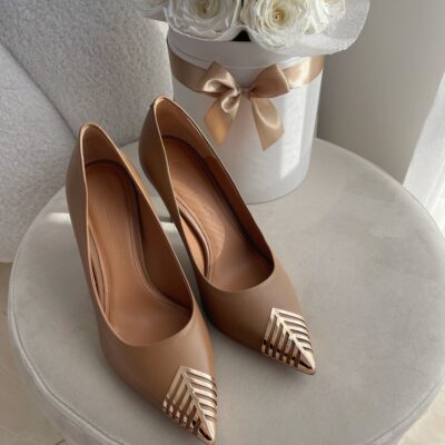 Nosek w szpic w brązowych czółenkach damskich na szpilce