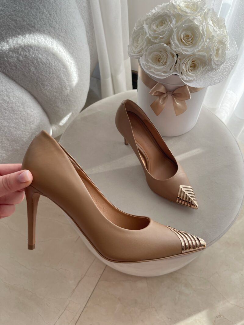 Czółenka damskie DALLI CAMEL trzymane w dłoni