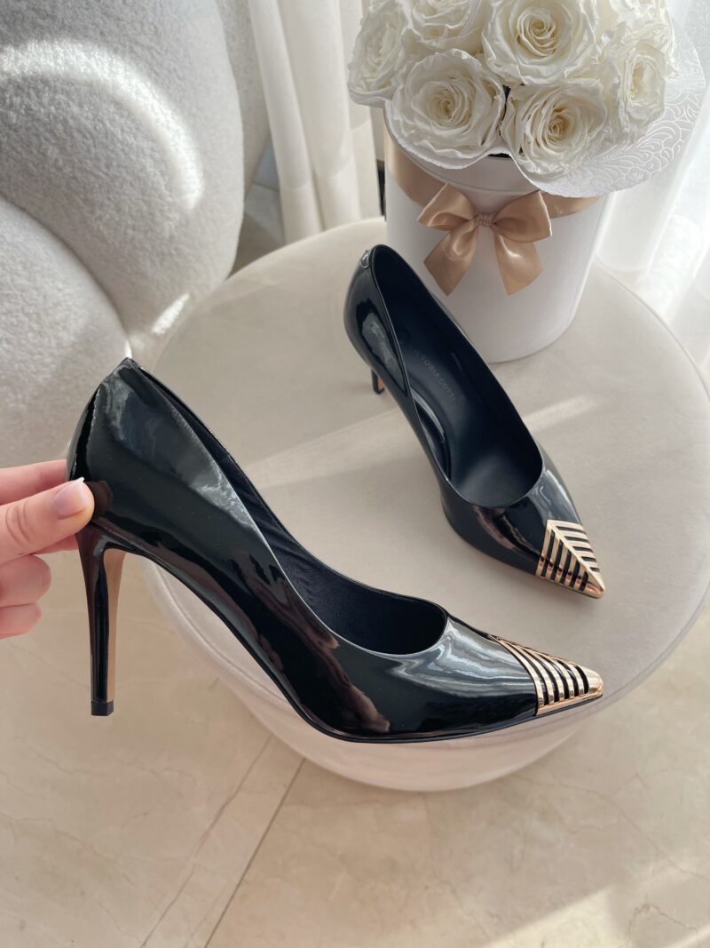 Czarne czółenka na szpilce ze złotą ozdobą