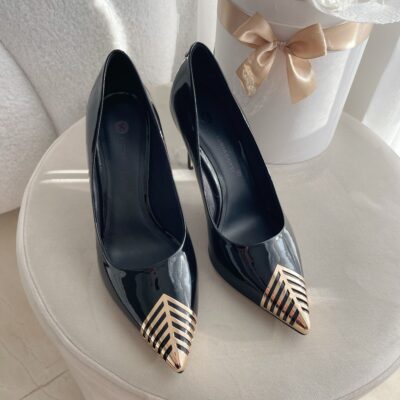 Nosek w szpic w czarnych czółenkach damskich na szpilce