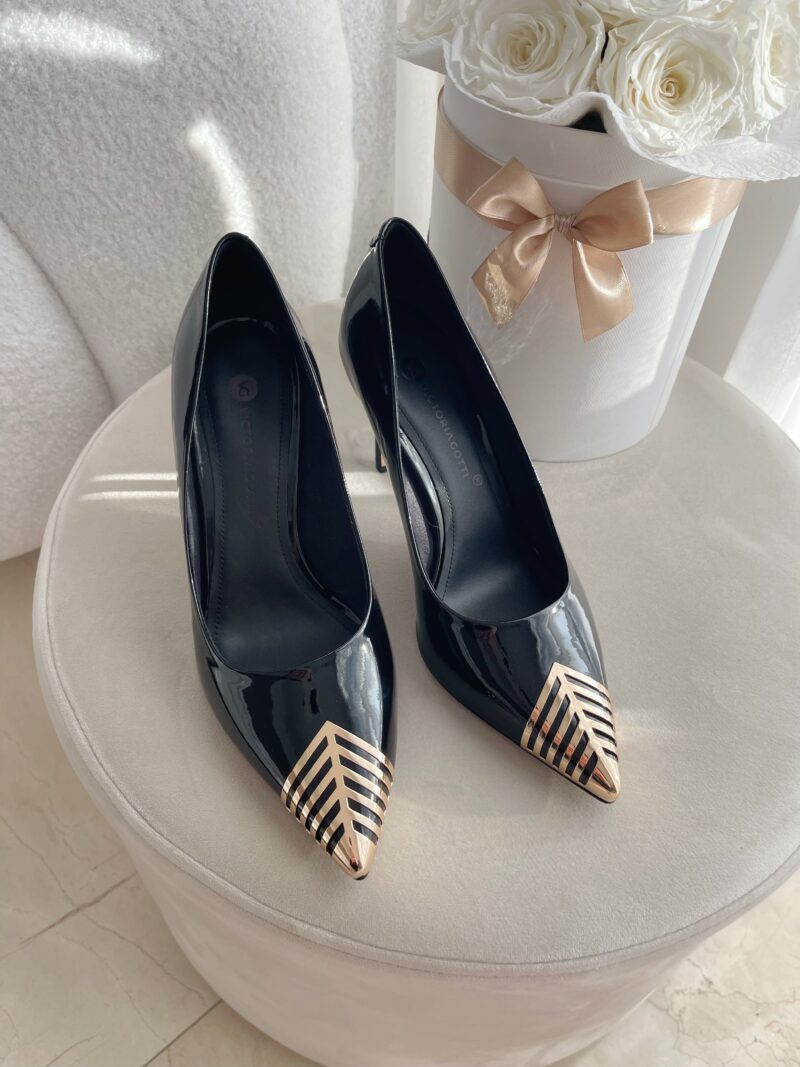 Nosek w szpic w czarnych czółenkach damskich na szpilce