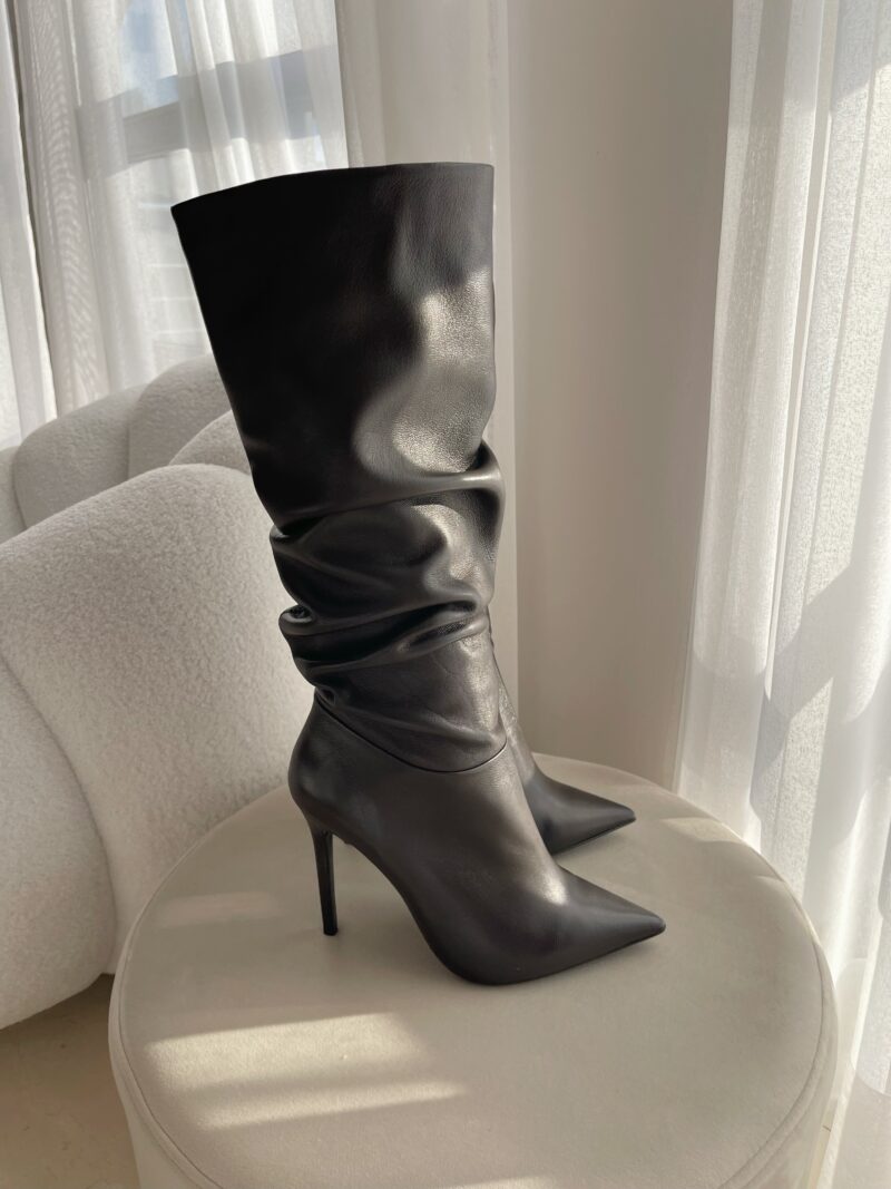 Marszczona cholewka w ciemnych brązowych kozakach na szpilce