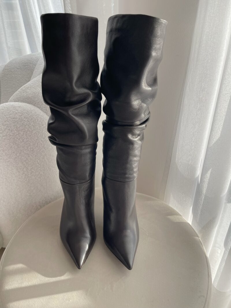 Nosek w szpic w ciemnych brązowych kozakach na szpilce