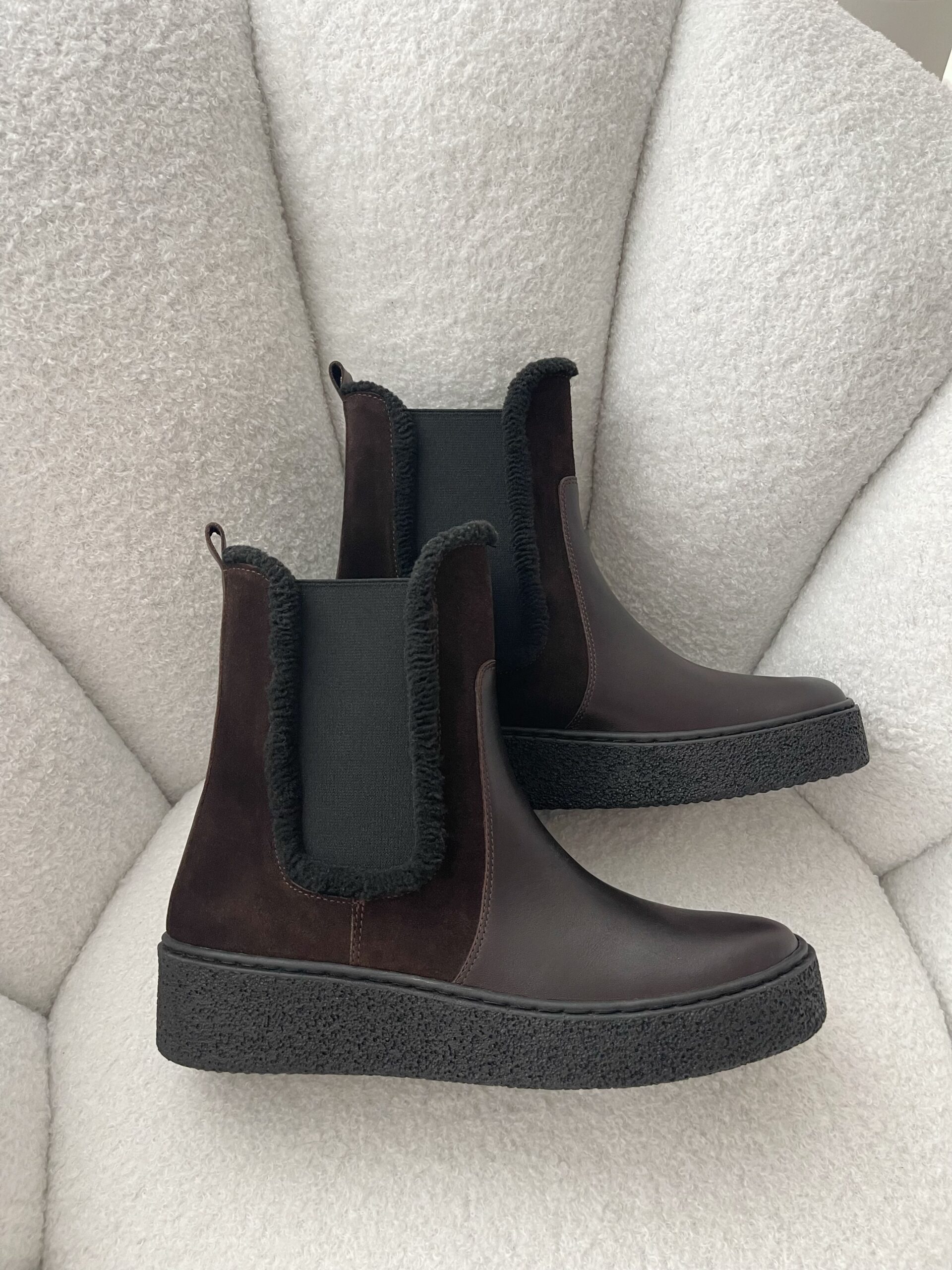 Naturalny zamsz i skóra licowa w brązowych botkach