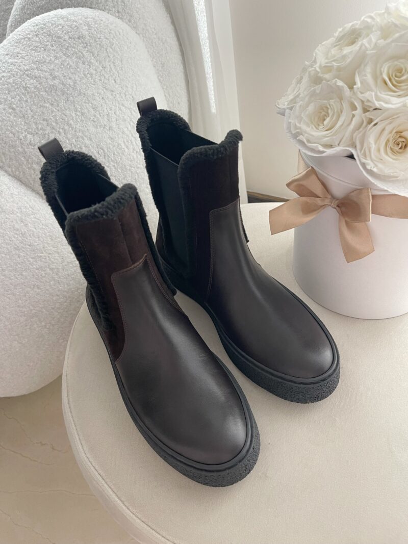 Elastyczna guma z kożuszkiem w brązowych botkach zamszowych AMBER