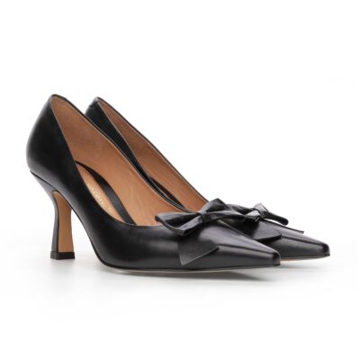 Czarne skórzane czółenka damskie SANDRA BLACK z kokardą widok boczny pary