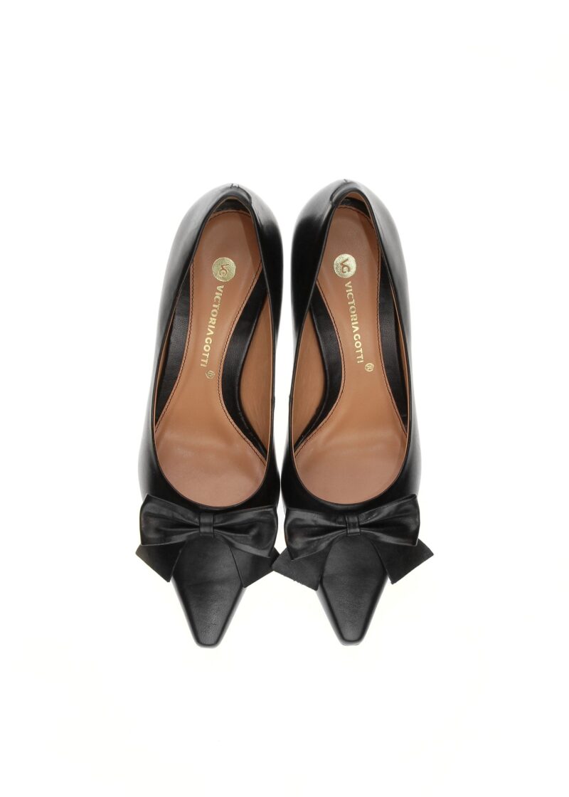 Czarne skórzane czółenka SANDRA BLACK z kokardą widok z góry