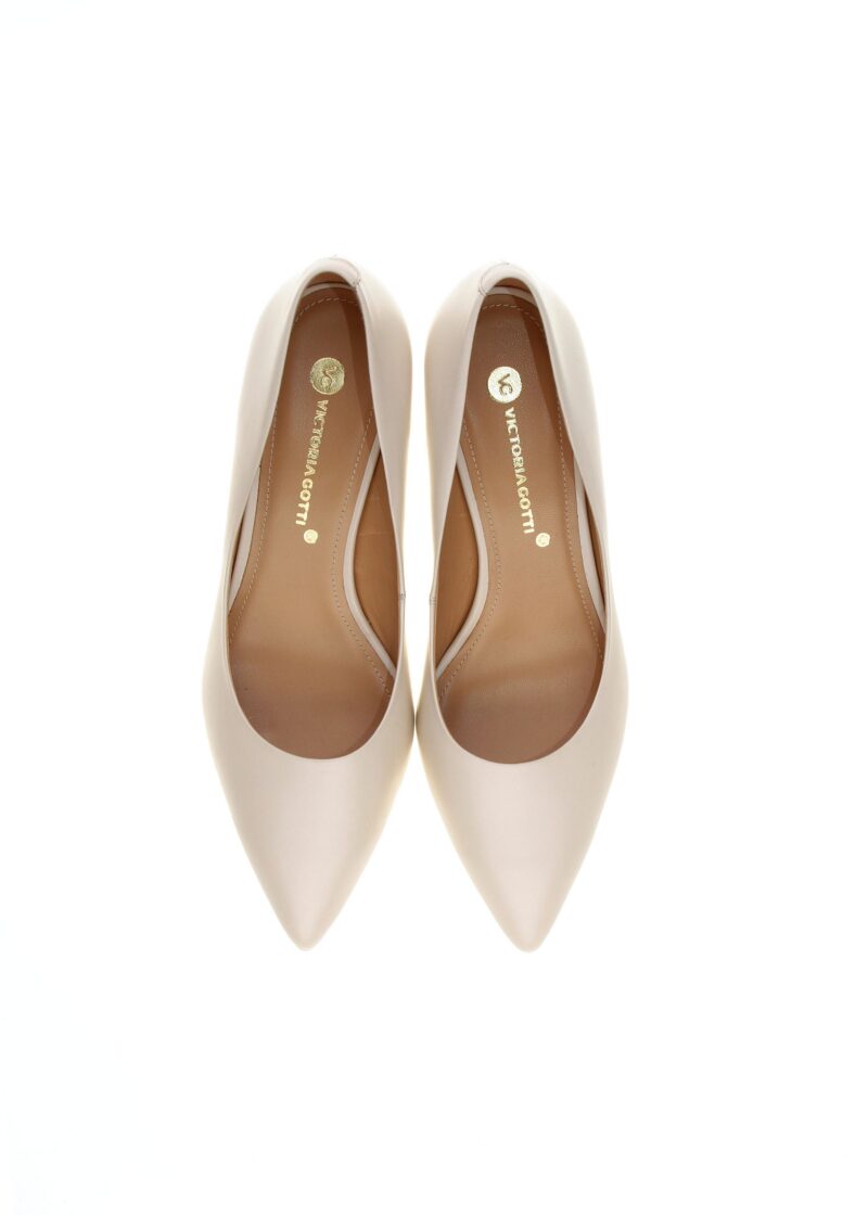 Beżowe czółenka ze złotym obcasem widok z góry