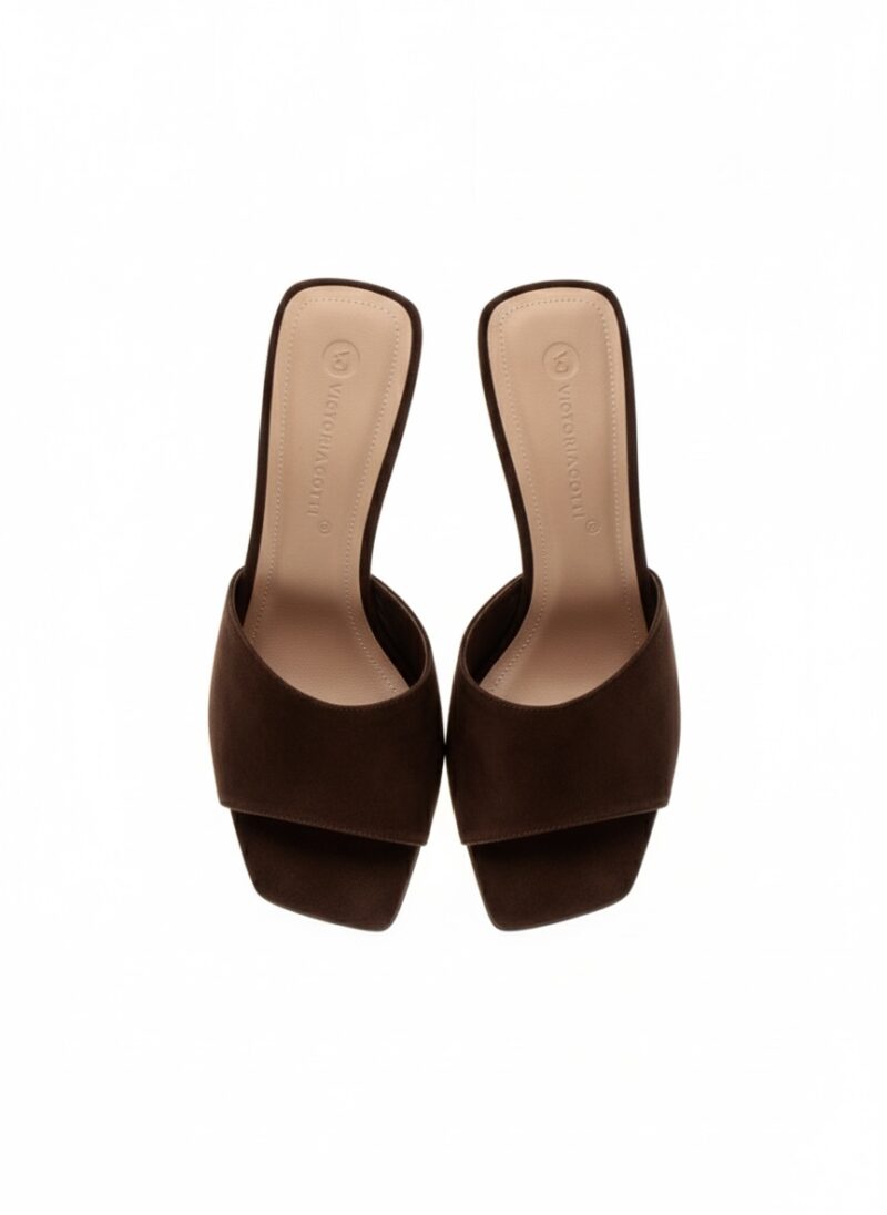 Brązowe zamszowe klapki skórzane damskie - widok z góry, naturalna skóra