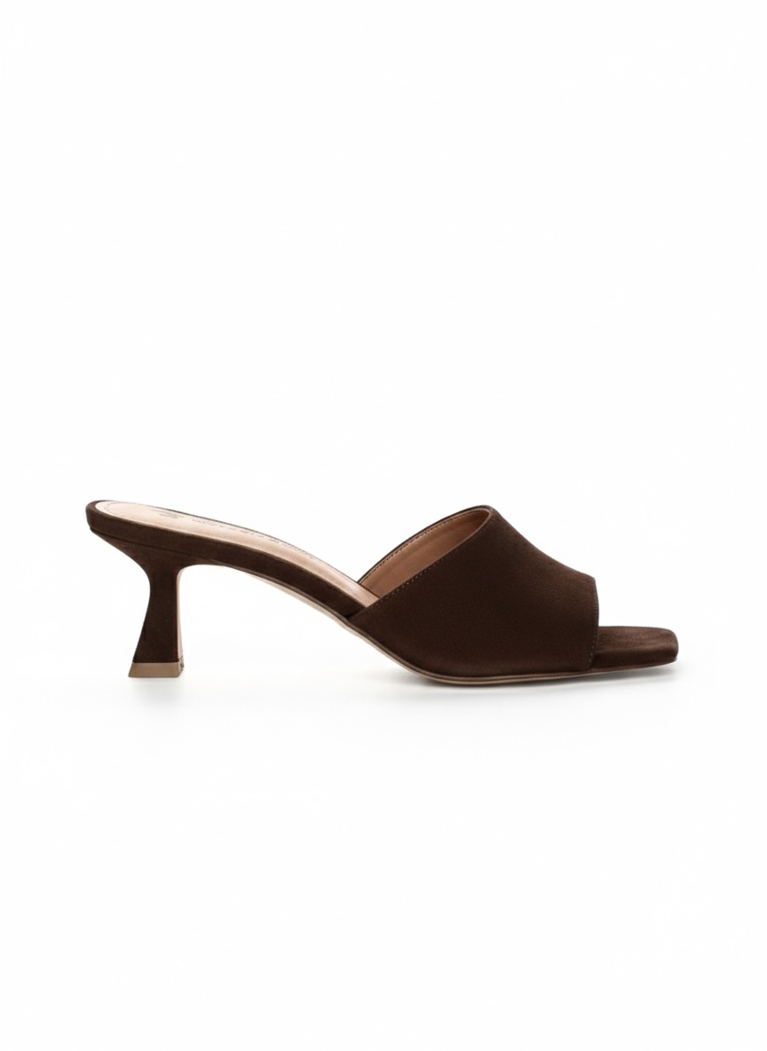 VERONA BROWN -zamszowe klapki na obcasie bokiem Brązowe zamszowe klapki skórzane damskie VERONA BROWN – widok z boku na stabilnym obcasie