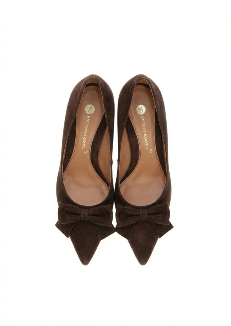 Brązowe zamszowe czółenka SANDRA z kokardką widok z góry