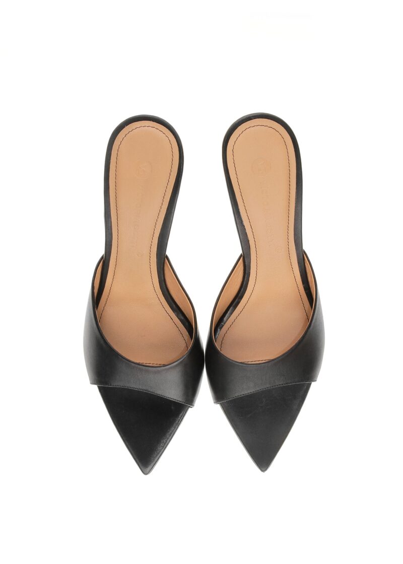 Czarne skórzane klapki JENNY widok z góry