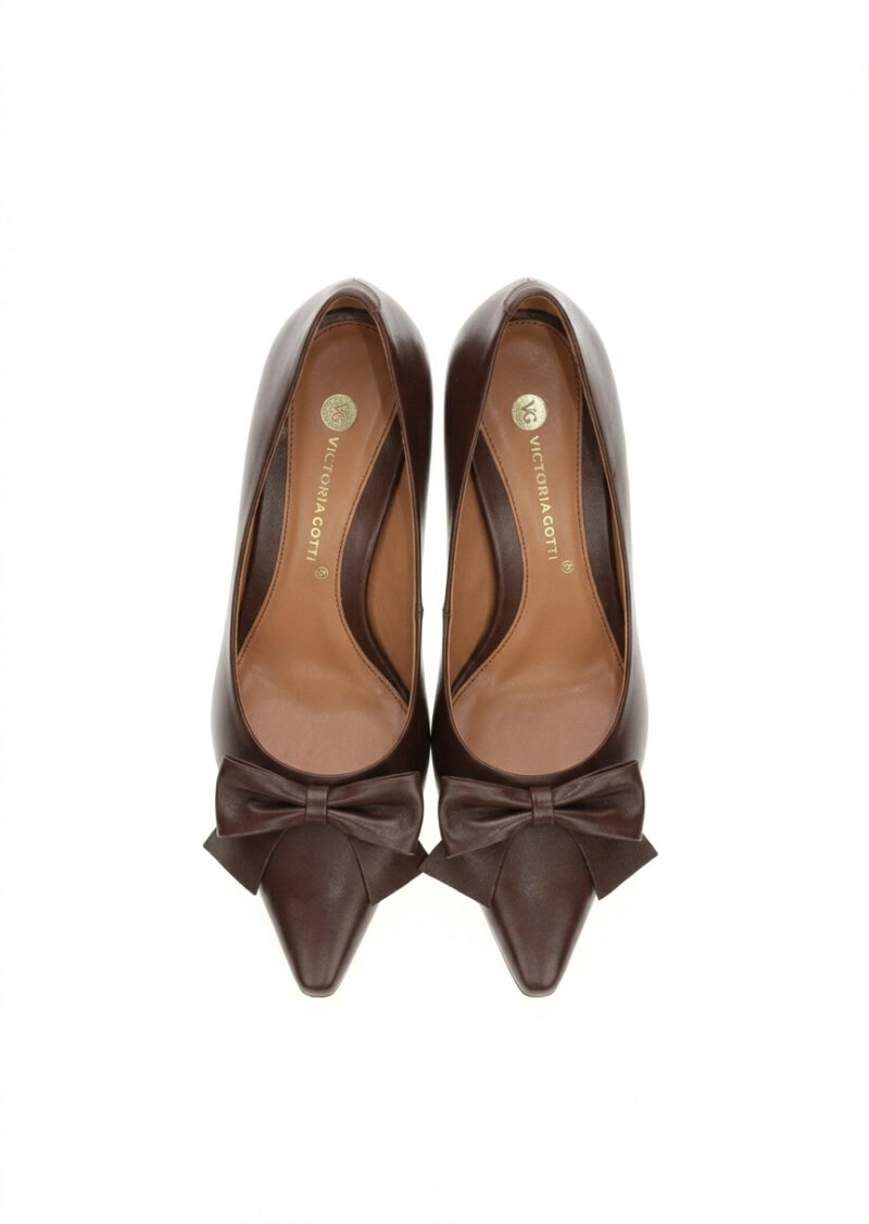 Brązowe skórzane czółenka SANDRA BROWN z kokardką widok z góry