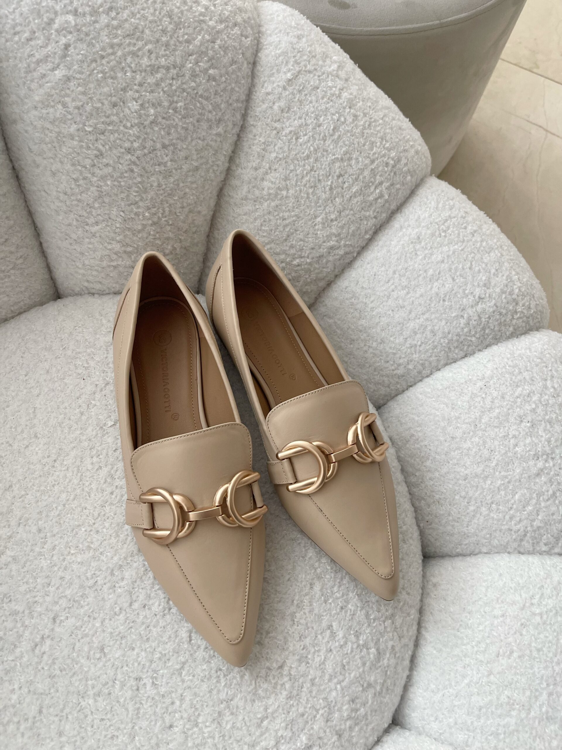 Beżowe mokasyny damskie ANN BEIGE wykonane z naturalnej skóry licowej z ozdobnym złotym łańcuszkiem