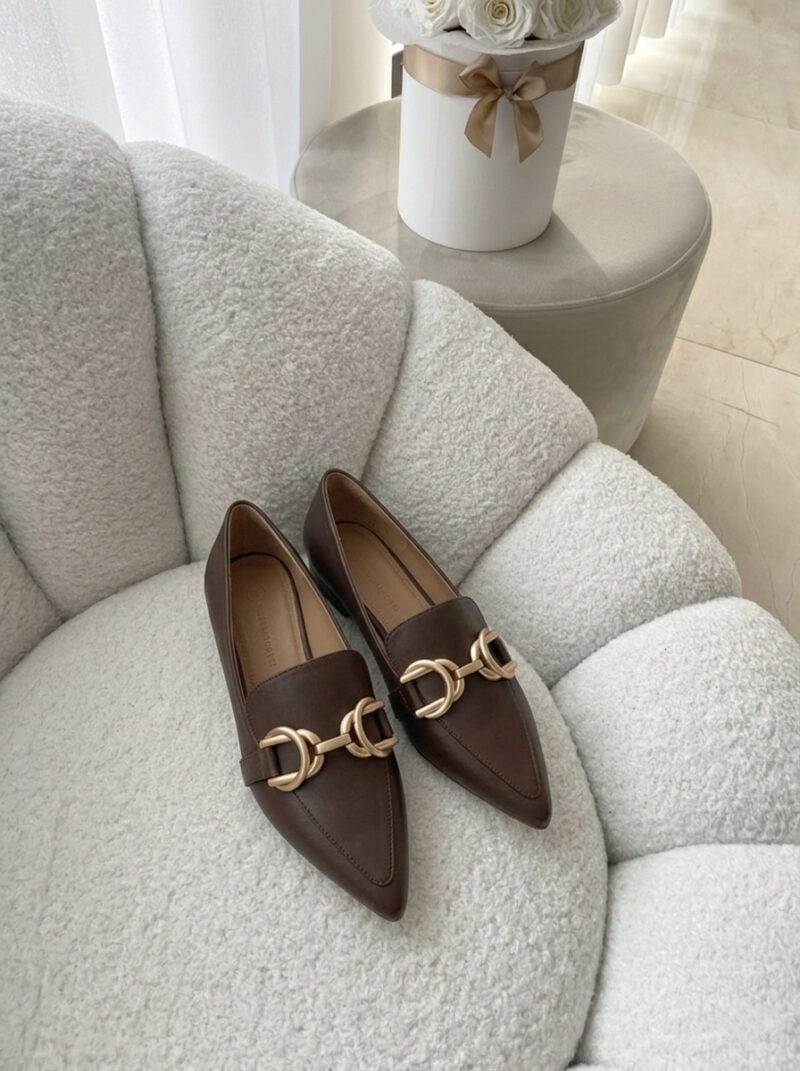 Czekoladowe mokasyny damskie ANN BROWN z naturalnej skóry licowej i złotym łańcuszkiem