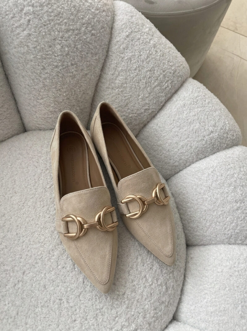 Beżowe mokasyny damskie ANN BEIGE wykonane z naturalnego zamszu z ozdobnym złotym łańcuszkiem