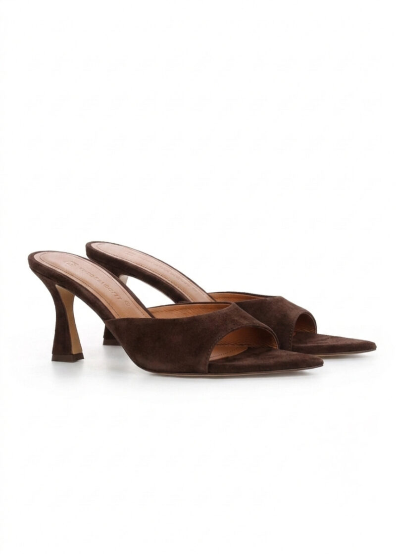 Brązowe klapki damskie zamszowe JENNY BROWN dwa buty obok siebie