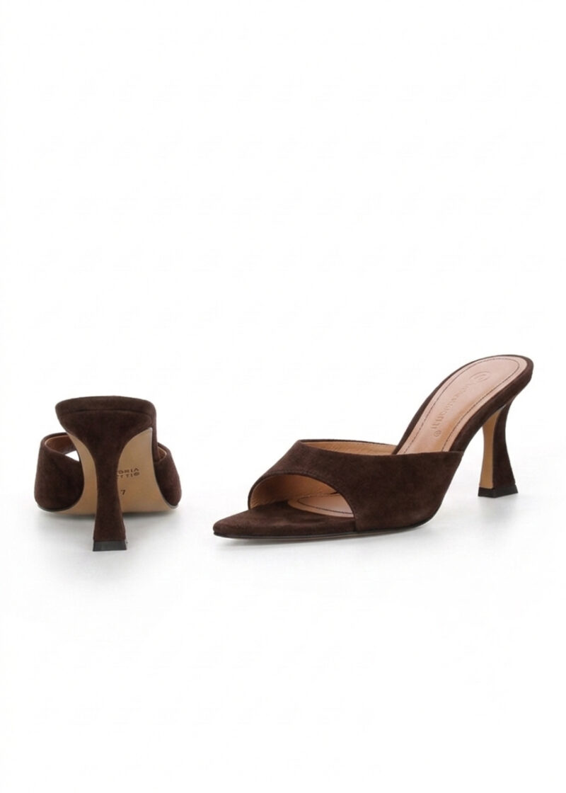 Klapki JENNY BROWN brązowe zamszowe przód i tył buta na szpilce