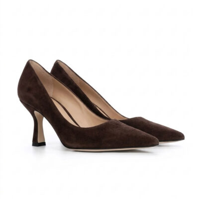 Para czekoladowych zamszowych szpilek LEXY BROWN obok siebie