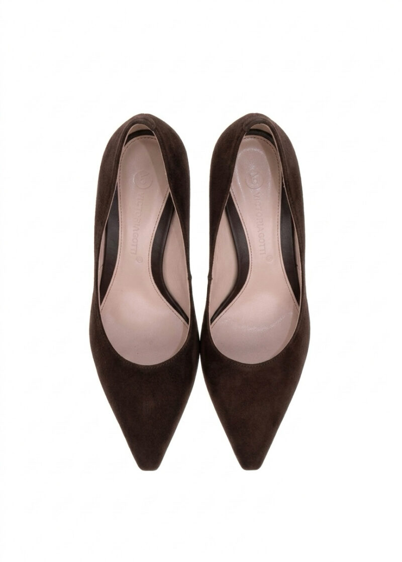 LEXY BROWN – czekoladowe zamszowe szpilki widok z góry
