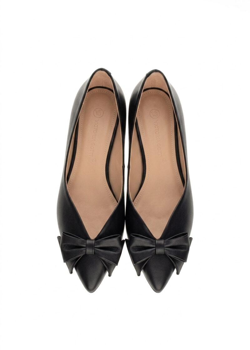 Widok przodu i tyłu podkreślający delikatną kokardkę i linię buta.