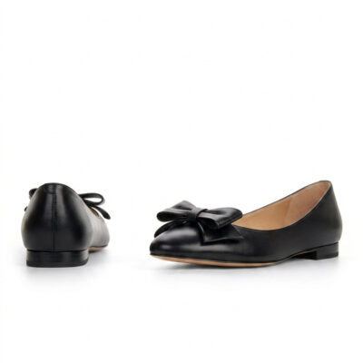 Widok boczny modelu AMELIA BLACK wykonanego z naturalnej skóry licowej w klasycznym czarnym kolorze.