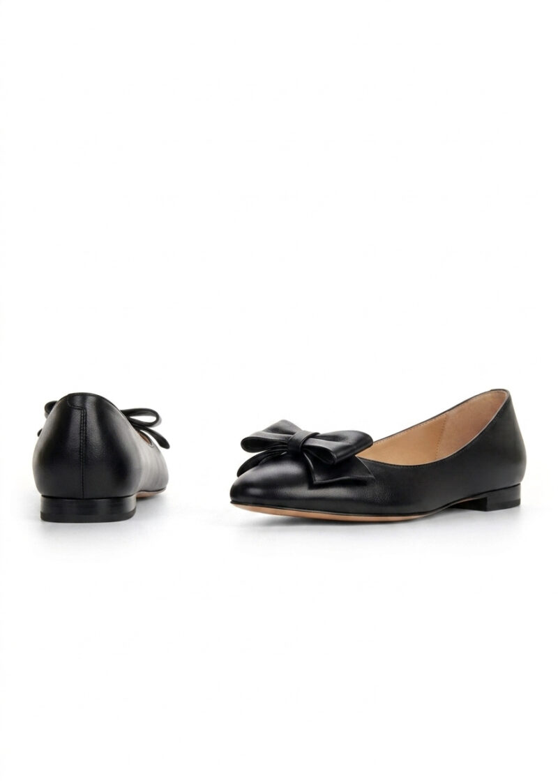 Widok boczny modelu AMELIA BLACK wykonanego z naturalnej skóry licowej w klasycznym czarnym kolorze.