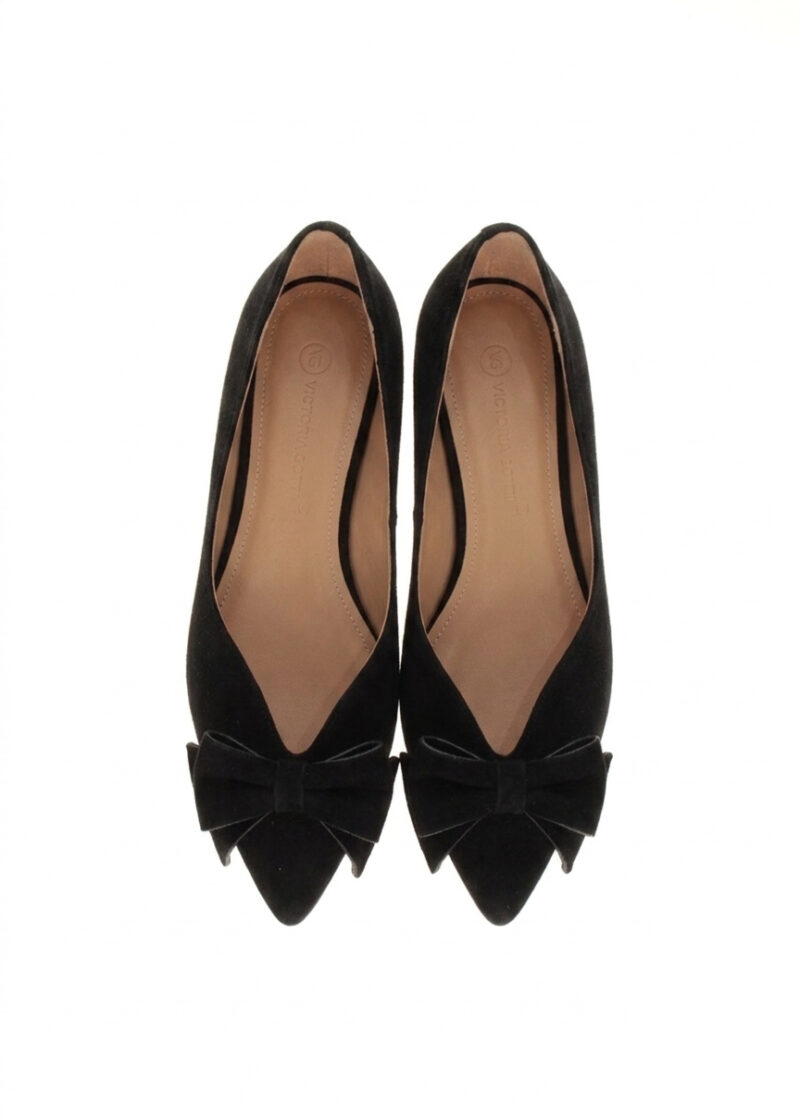 Para balerin prezentująca klasyczny fason i subtelną kokardkę.