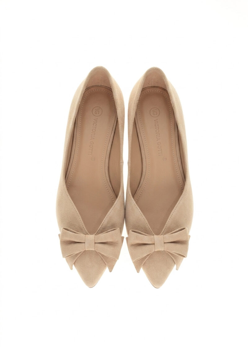 Beżowe zamszowe baleriny widok z góry