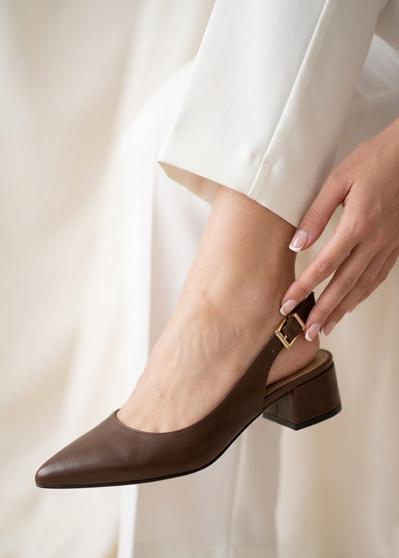 Brązowe skórzane czółenka SLINGBACK widok z góry