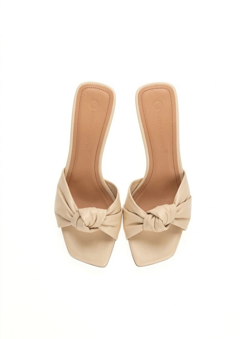 beżowe skórzane klapki widok z góry